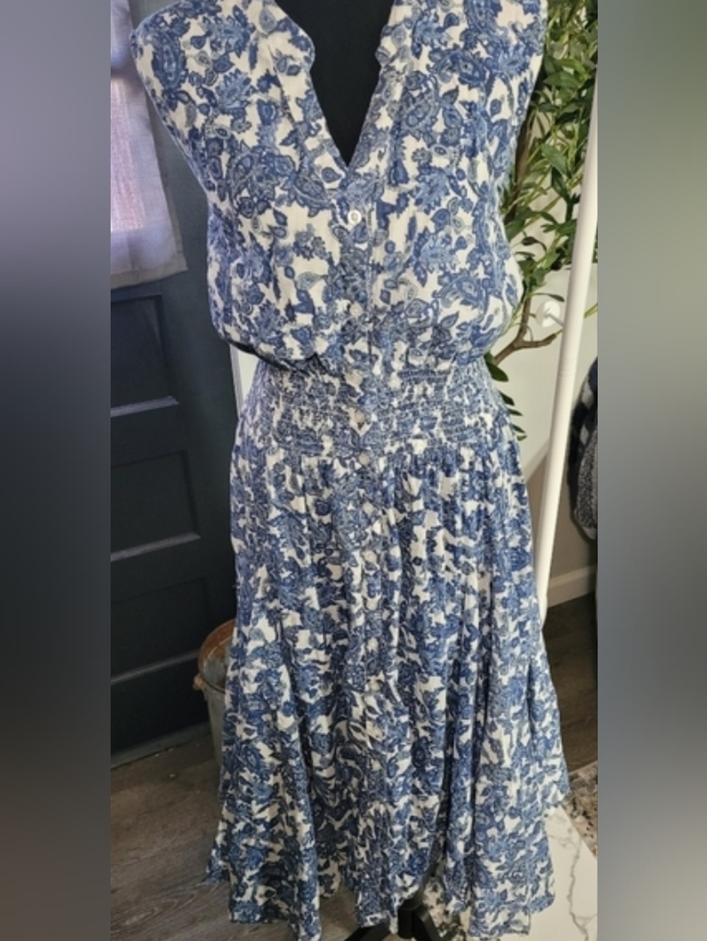 Chelsea & Theodore Blue and White Floral Midi Dress - Picture 4 of 5